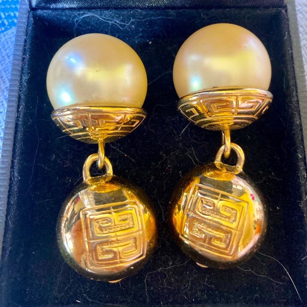 Givenchy earrings clip on
